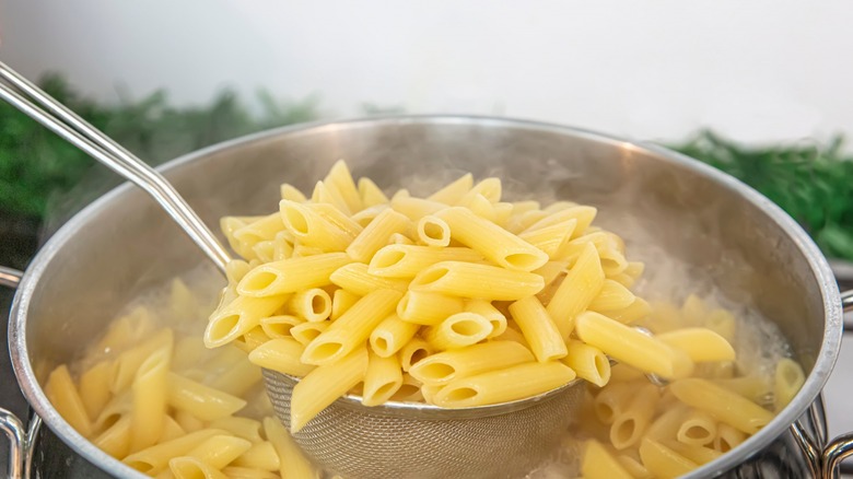 Boiling pasta in water