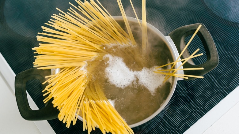 Spaghetti in water boiling