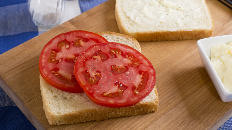 Sliced tomatoes on white bread