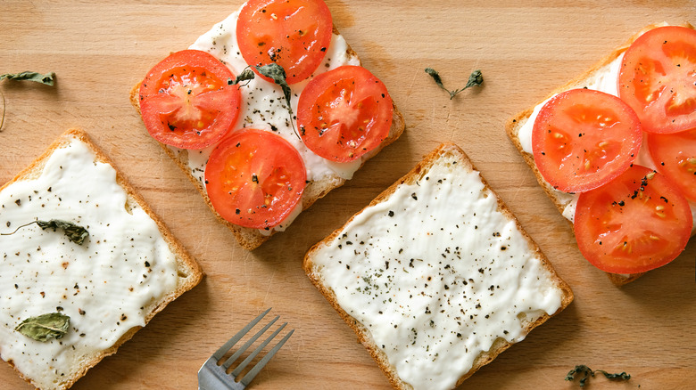 Sliced and seasoned tomatoes on bread with mayonnaise