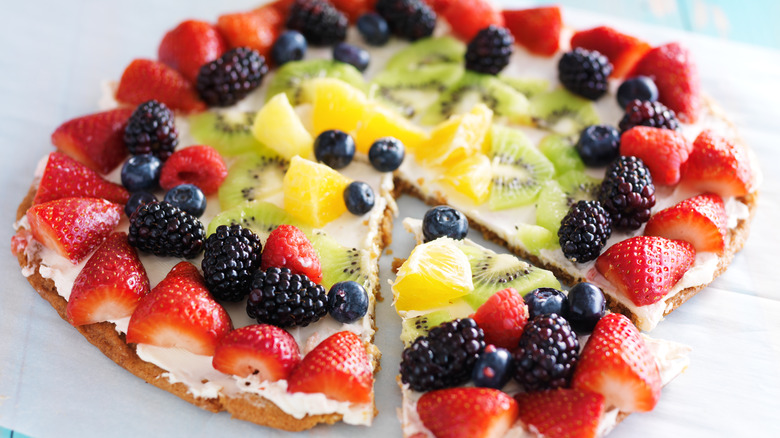 Cookie pizza with fresh fruit