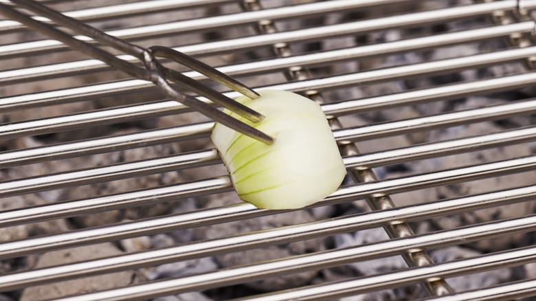 onion cleaning grill