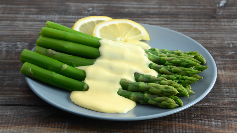 Blanched asparagus with hollandaise sauce