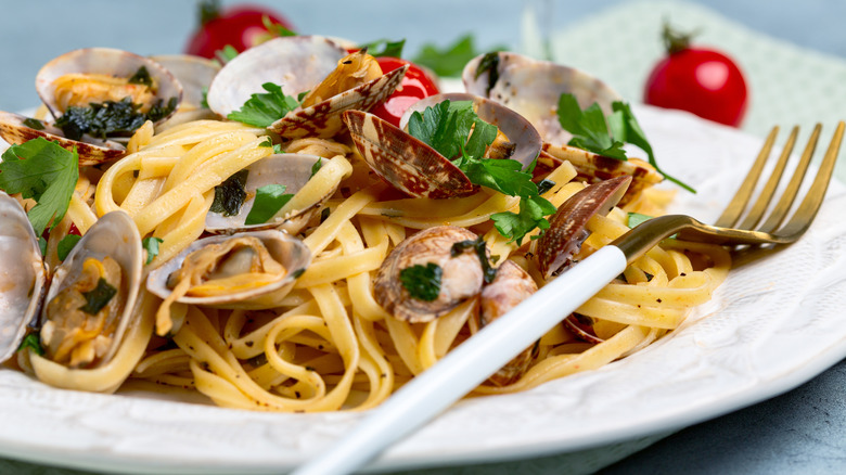 linguini with clams and parsley