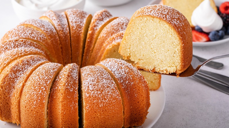 bundt cake dusted with powdered sugar