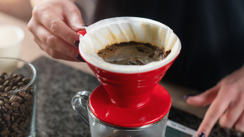 Coffee grounds swelling during blooming process