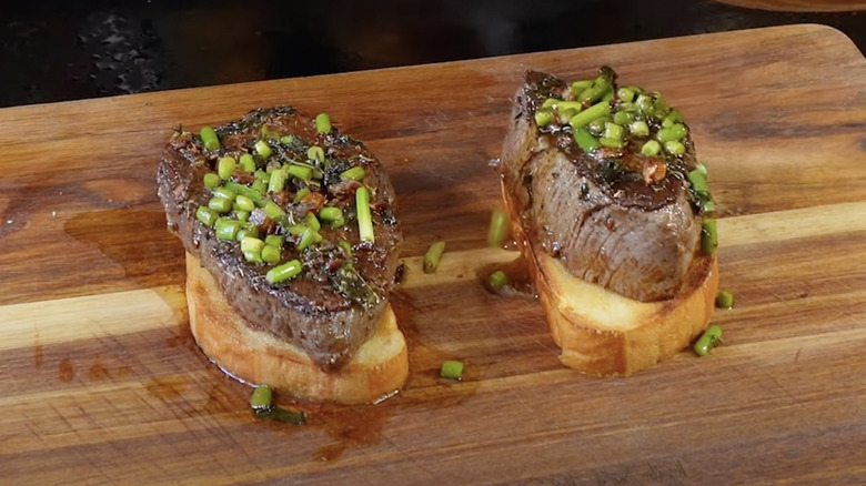 One variety of Steak de Burgo served on toast