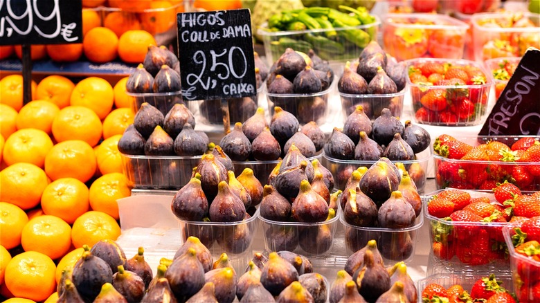 Purple figs in plastic containers