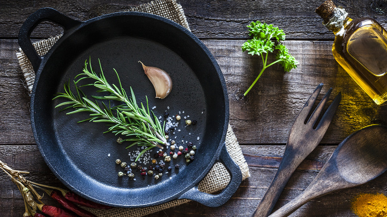 cast iron pan with seasonings