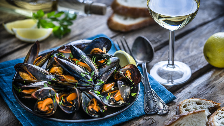 steamed mussels with wine