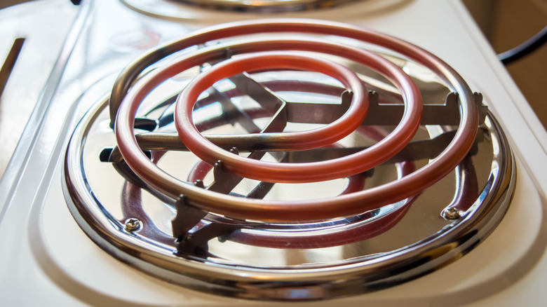 Electric coil stove burner with clean drip pan