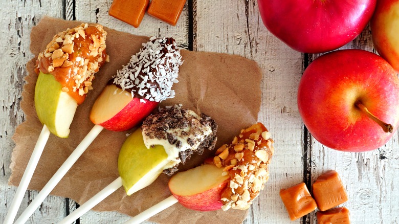 Caramel apples cut into slices