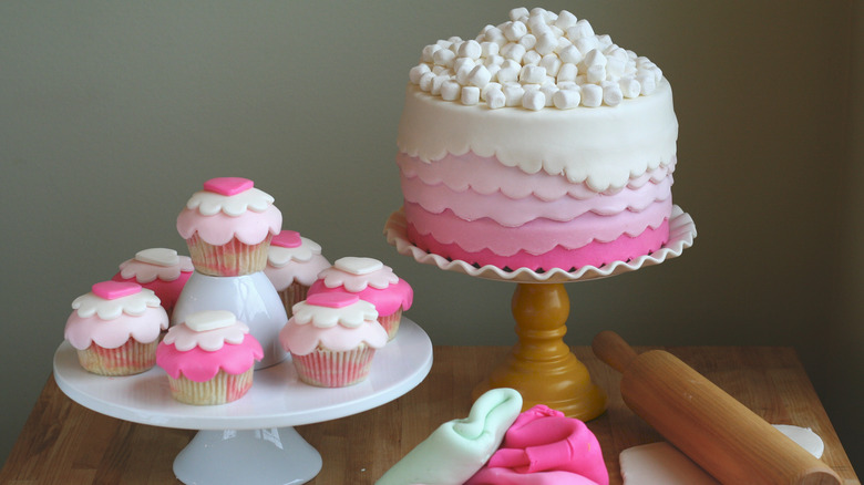 marshmallow fondant on cake and cupcakes