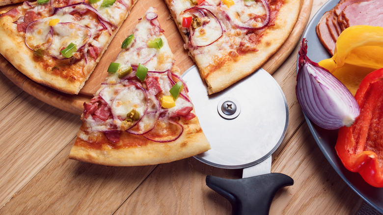 Pizza cutter and pizza