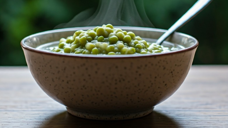 A bowl of cooked peas