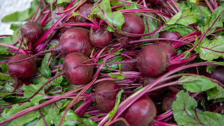 Whole beets with leaves