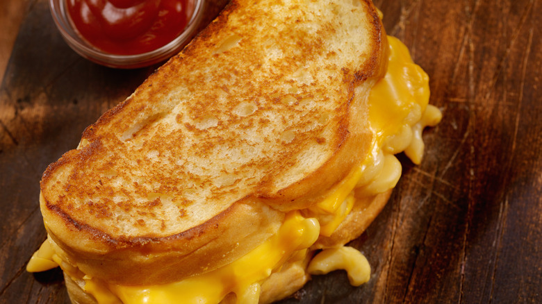 grilled macaroni and cheese sandwich