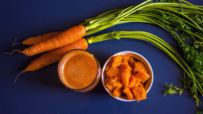 Whole carrots, carrot juice, and carrot pulp