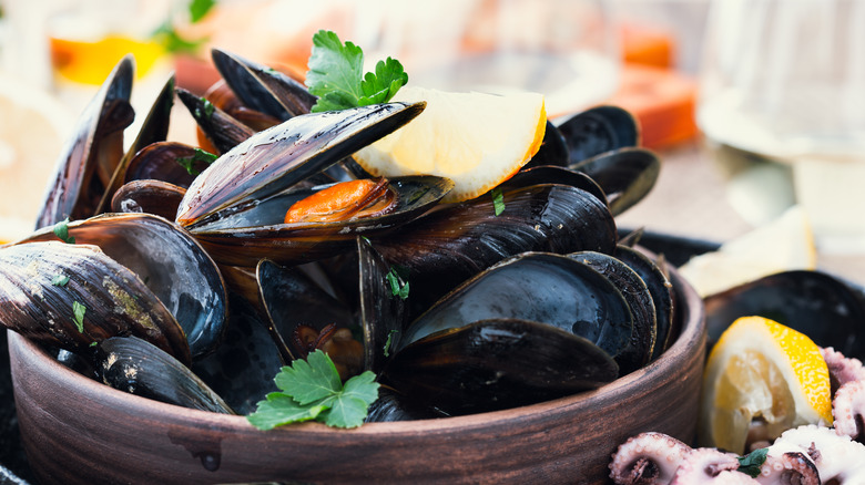 steamed mussels with lemon and parsley