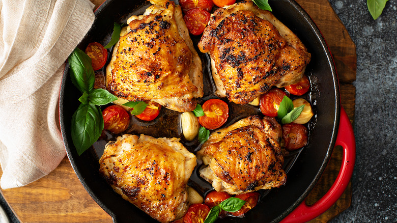 Chicken thighs with tomato and garlic