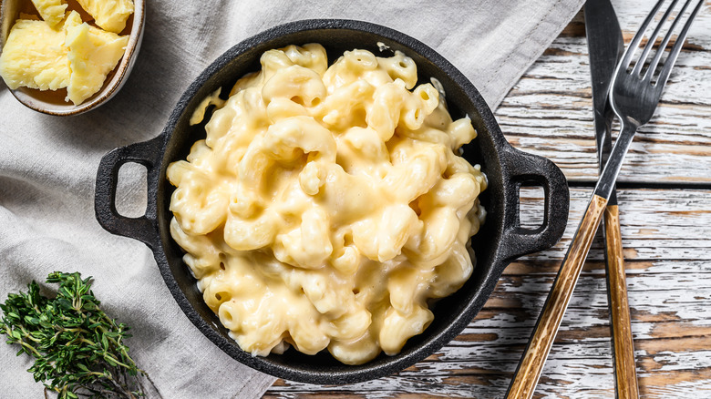 mac and cheese in cast iron dish