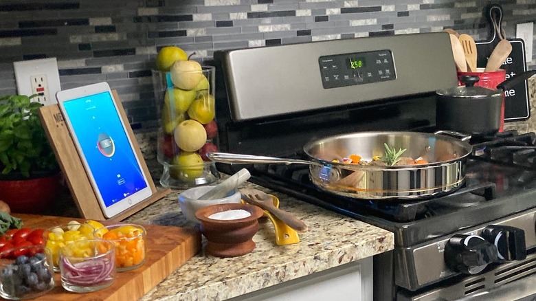 Kitchen stove with Ome knobs and tablet app