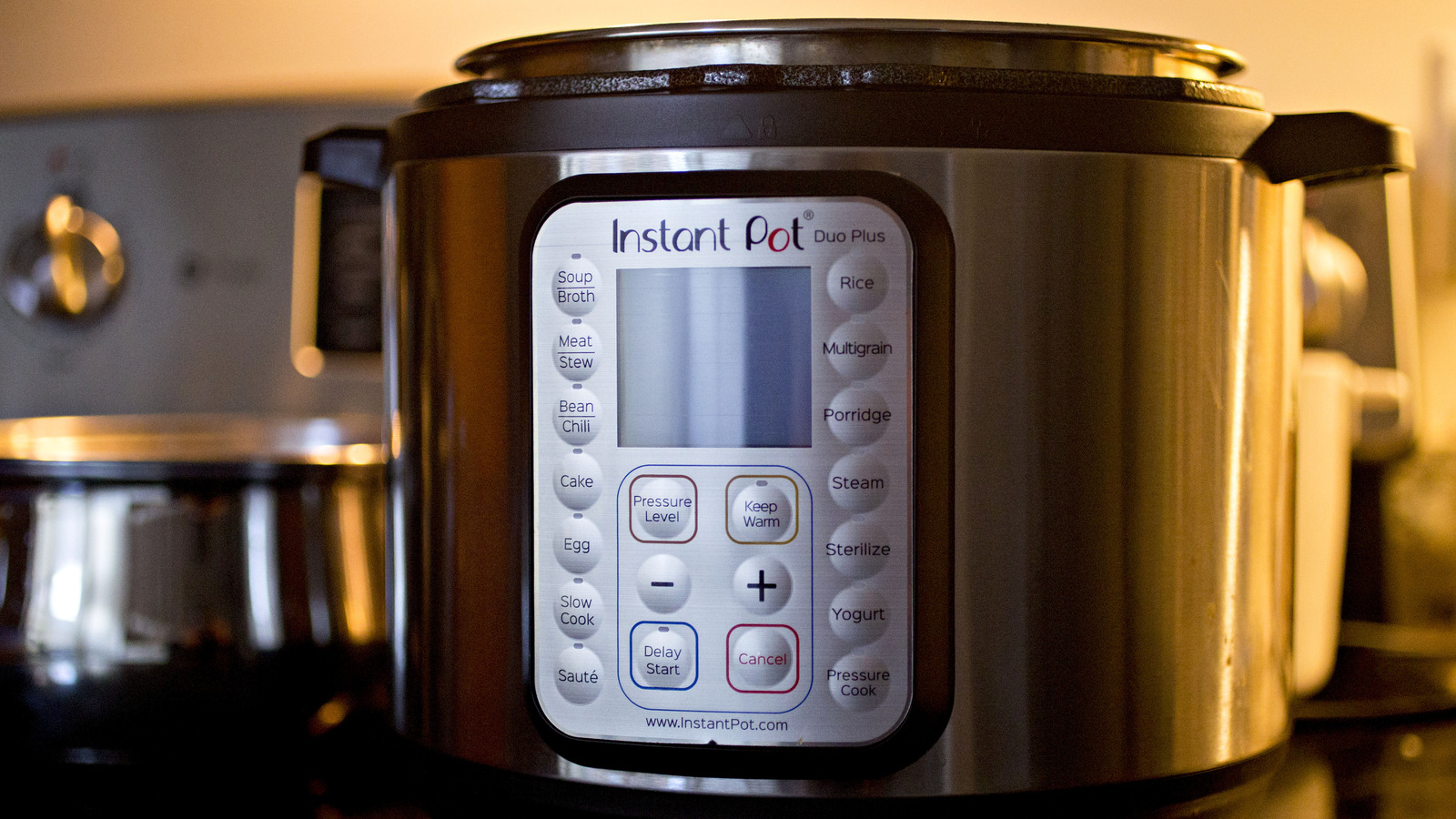Does Instant Pot Duo Plus come with a vacuum sealer and food-safe