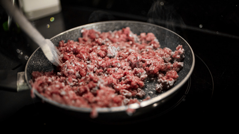 Cooking minced beef in a pan