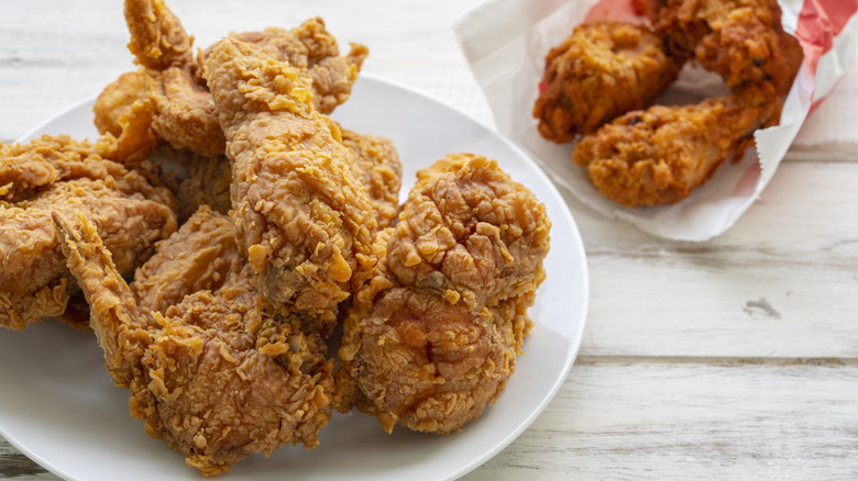 Fried chicken on a plate on a wooden surface