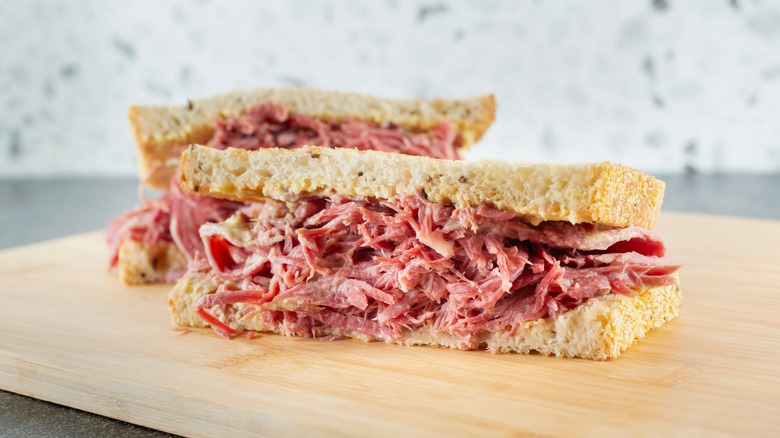 A sliced corned beef sandwich