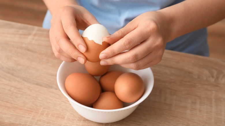 peeling boiled eggs