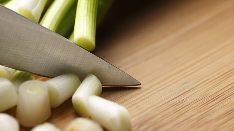 Cutting the whites of green onions