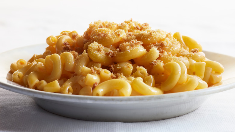 Macaroni and cheese with topping