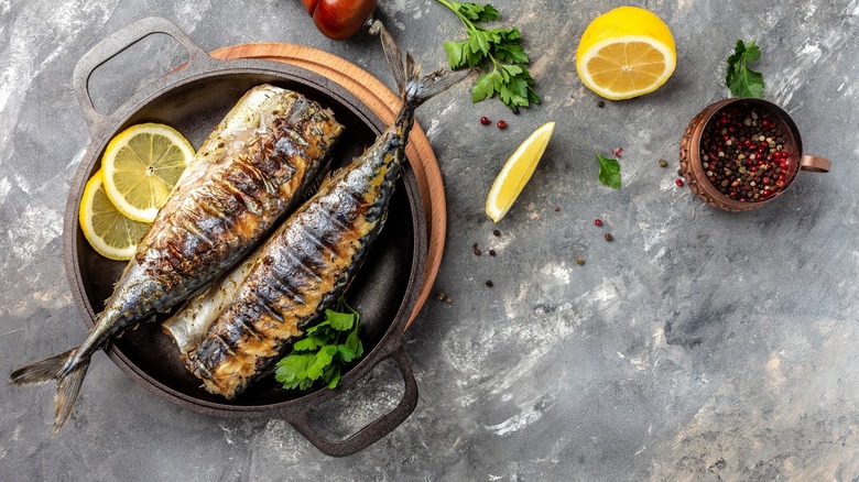 Grilled mackerel with lemon