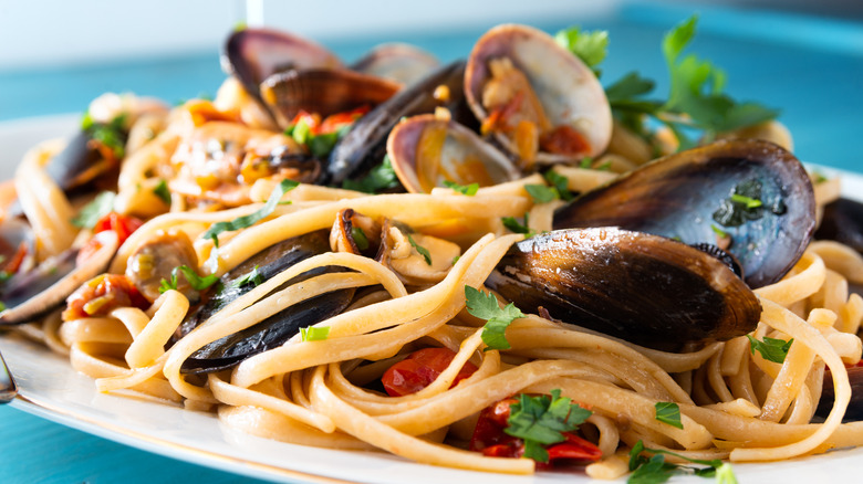 Linguine with mussels