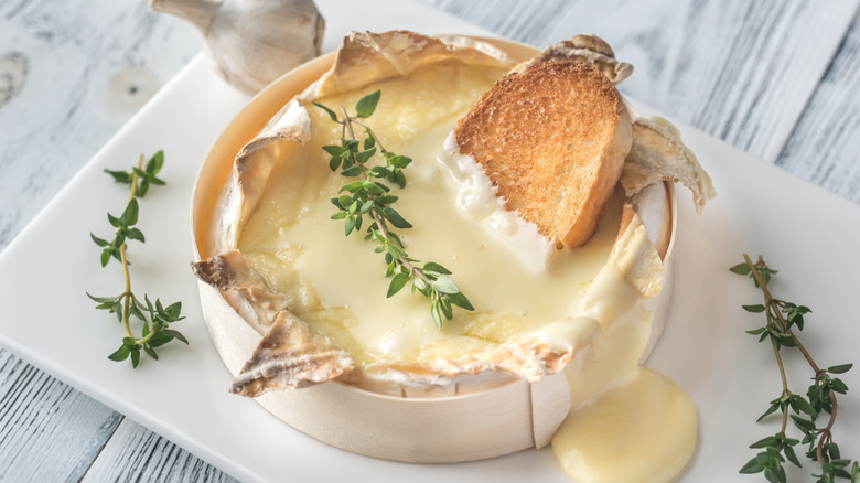 Baked brie or camembert fondue dip with bread