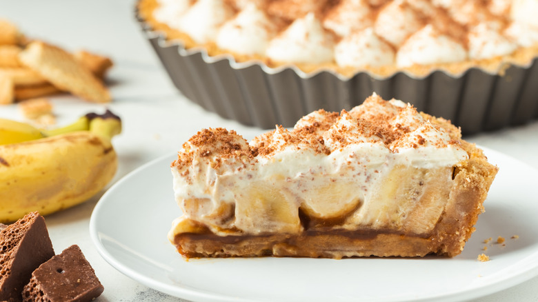 banoffee pie with chocolate shavings and caramel sauce