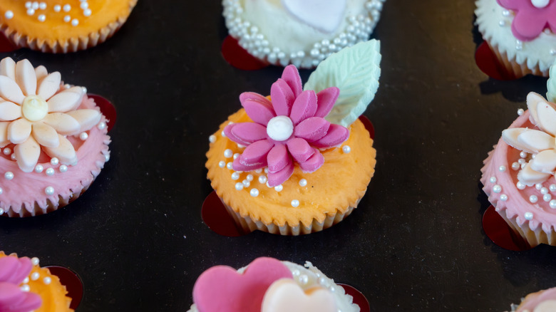 cupcakes with fondant flowers