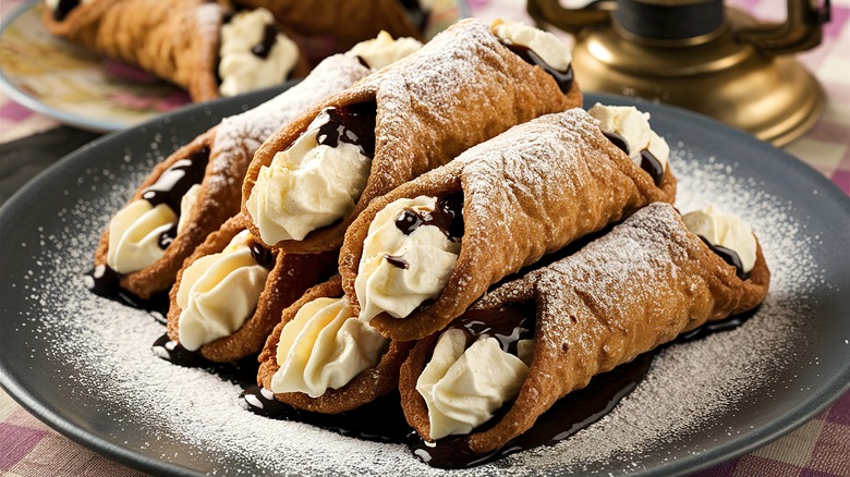 A plate of cannoli