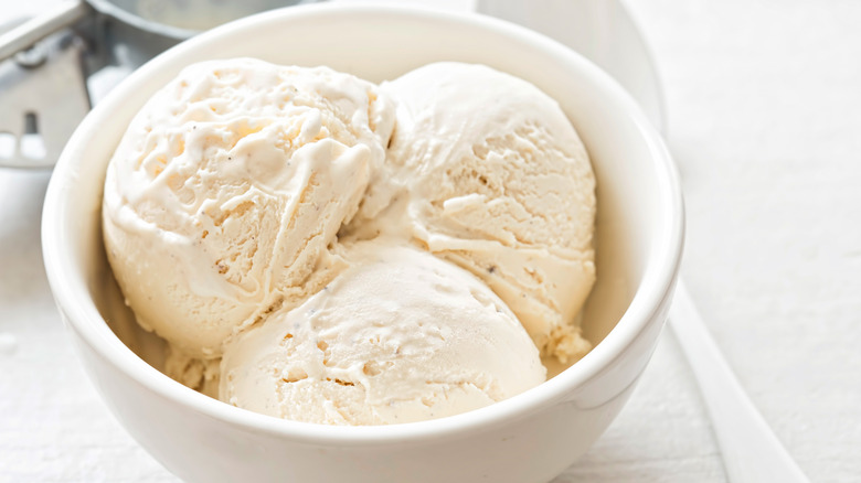 Vanilla ice cream scoops 