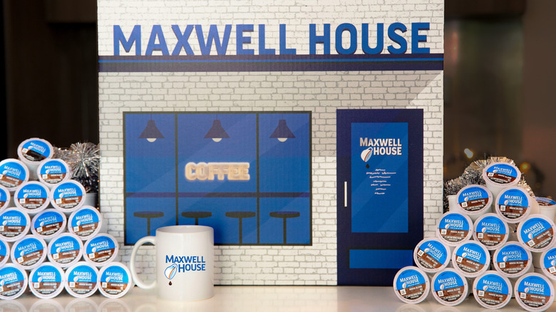 Maxwell House coffee box with coffee cup 