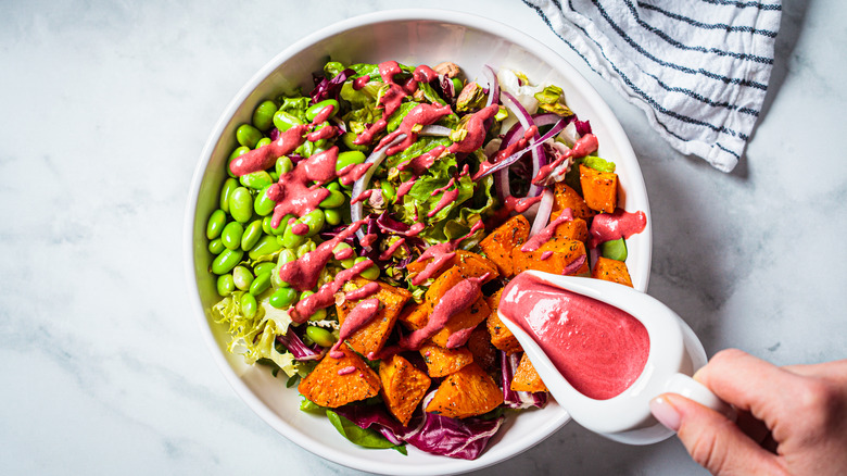 Vegan salad with beetroot pink sauce 
