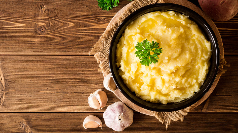 Mashed potatoes with garlic and parsley