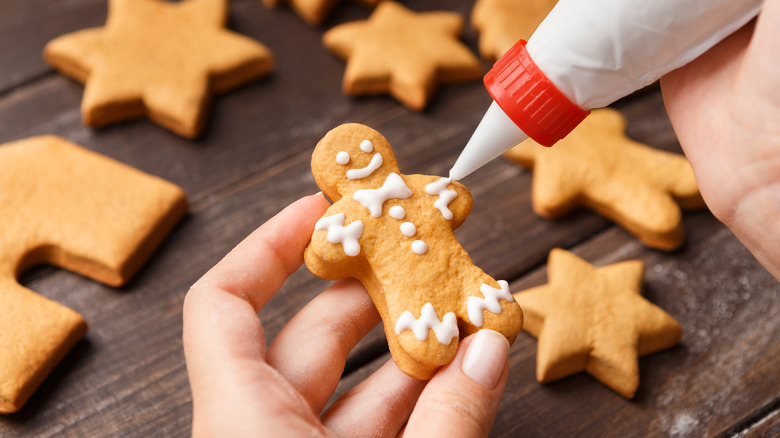 Icing a gingerbread person