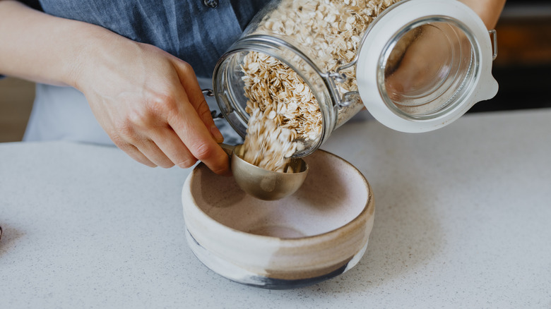 measuring raw oats