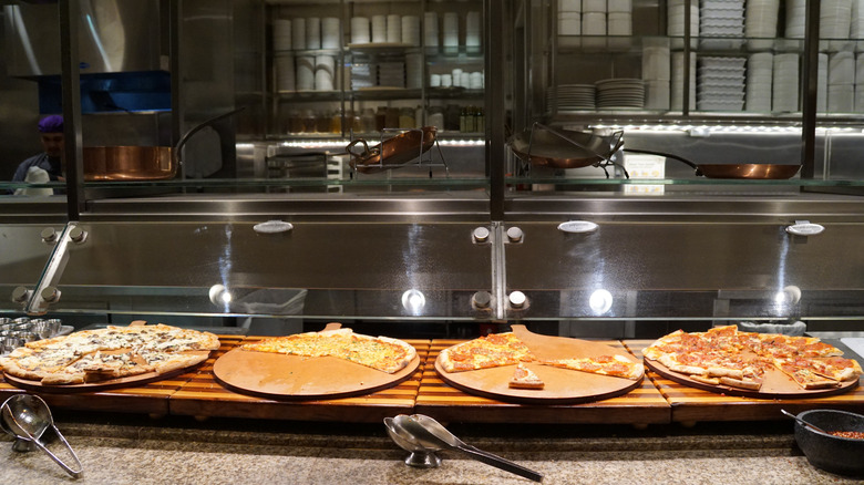 pizza station at the bacchanal buffet