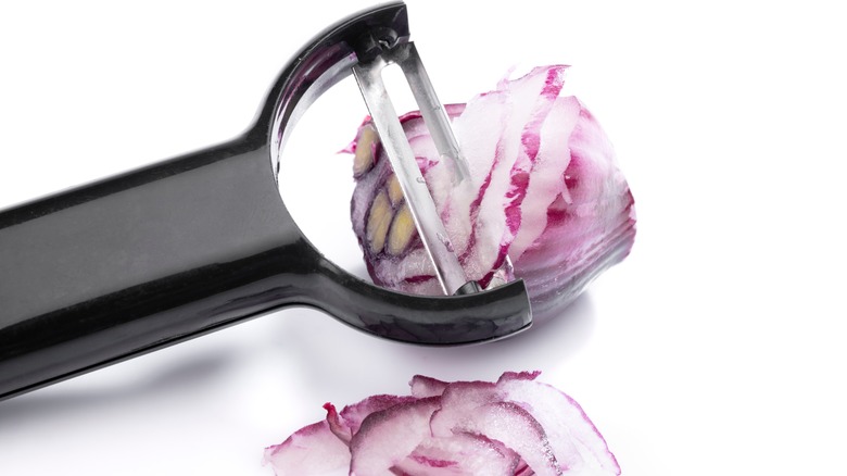Vegetable peeler with onion