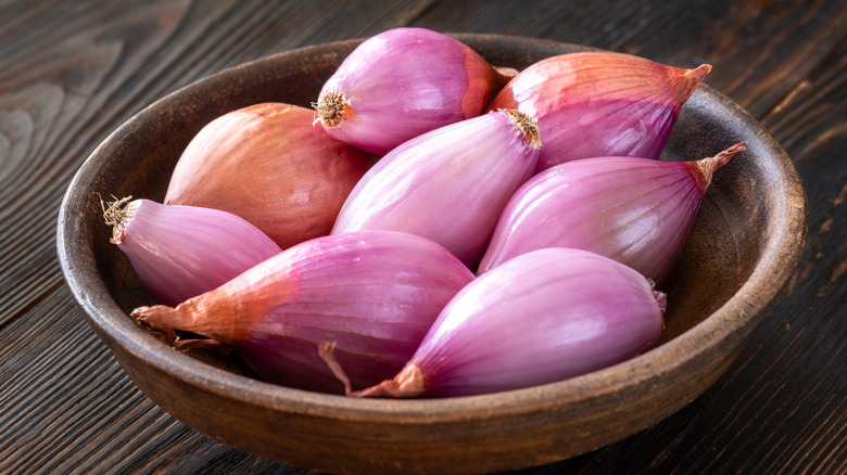 a bunch of shallots in a bowl