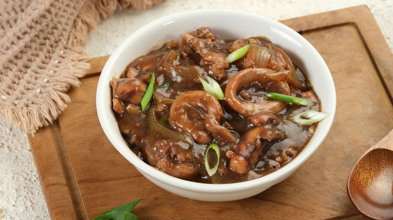 Stir-fried squid in oyster sauce in white bowl