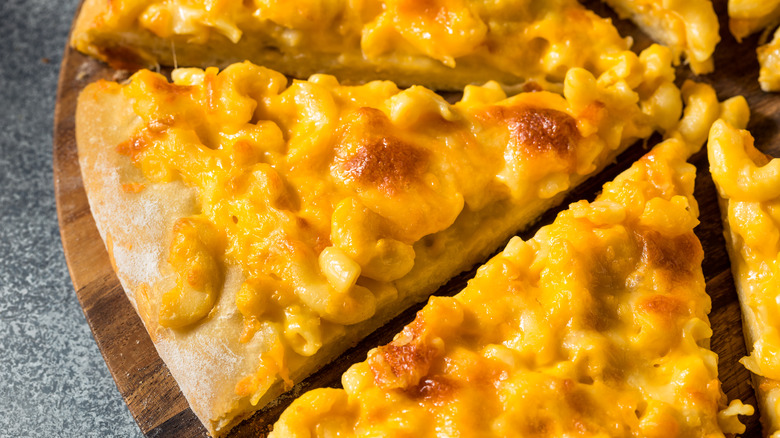 Mac and cheese pizza
